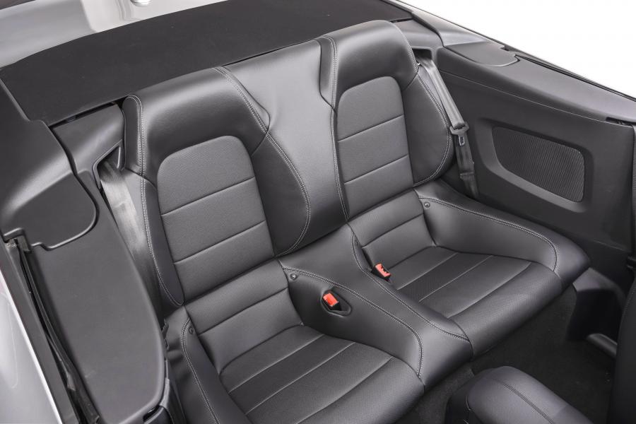 Интерьер Ford Mustang EcoBoost Convertible 2019 года  (ZA) (фото 32 из 40)